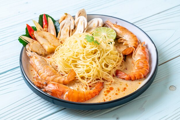 pasta spaghetti piccanti con gamberetti (Tom Yum Goong)