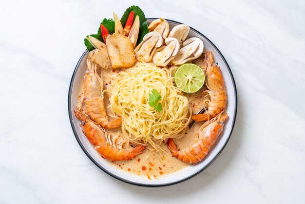 pasta spaghetti piccanti con gamberetti (Tom Yum Goong)