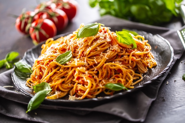 Pasta spaghetti pomodoro e ragù alla bolognese con olio d'oliva parmigiano e basilico.