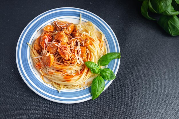 pasta spaghetti salsa di pomodoro carne di pollo pasto fresco cibo spuntino sul tavolo copia spazio cibo