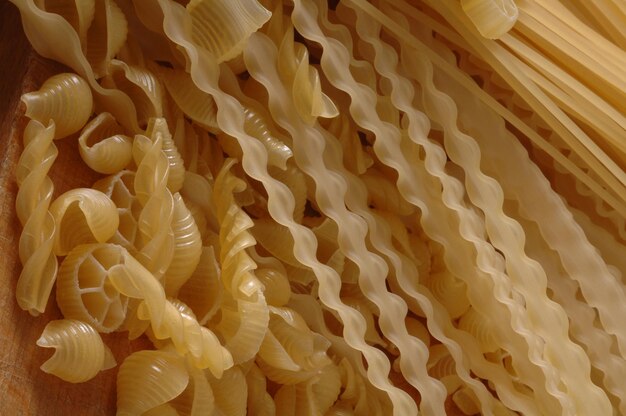 Pasta squisita a forma di conchiglie e spirali