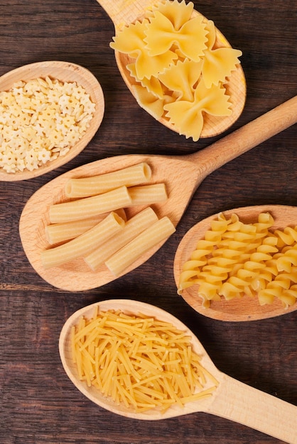 Pasta su fondo di legno