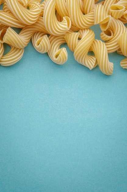 Pasta sul tavolo blu