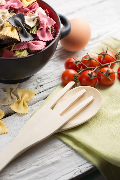 Pasta sulla vecchia tavola di legno