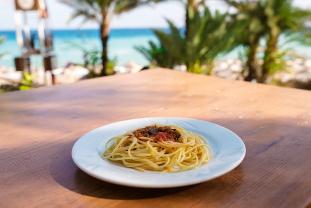 Pasta sullo sfondo del mare.