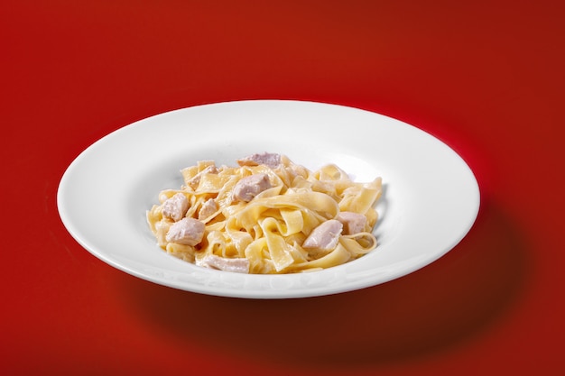 Pasta, tagliatelle con pollo, tacchino per il menu