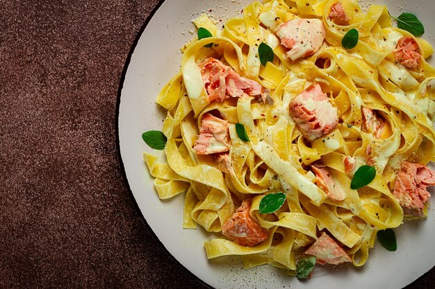 pasta tagliatelle in salsa crema con salmone fatto in casa nessuna gente