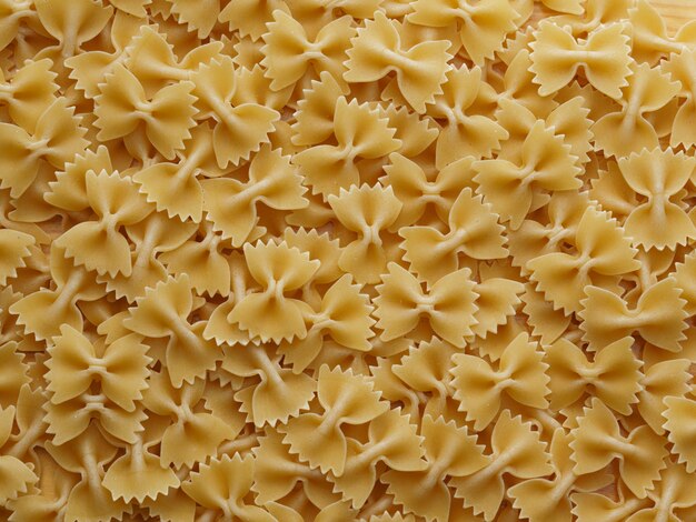 Pasta Texture di sfondo, maccheroni farfalla, pasta cruda italiana.