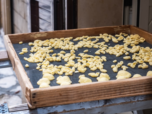 Pasta tradizionale fatta in casa su una tavola di legno