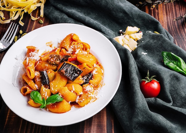 Pasta tradizionale italiana con melanzane pomodoro e formaggio