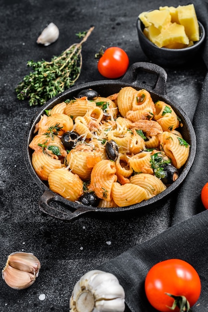 Pasta tradizionale italiana con pomodoro, olive, capperi, acciughe