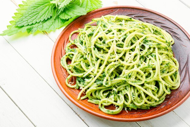 Pasta tradizionale italiana con salsa di ortiche verdi.