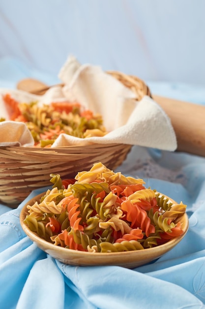 Pasta tricolore cruda di fusilli Cibo italiano