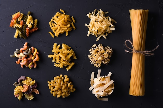 Pasta vari. Concetto di cucina. Vista dall'alto su superficie di beton scuro con spazio copia.