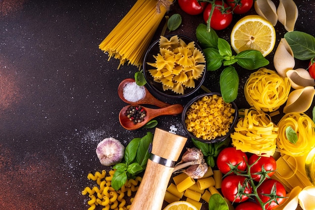 Pasta varia con spezie e ingredienti per cucinare