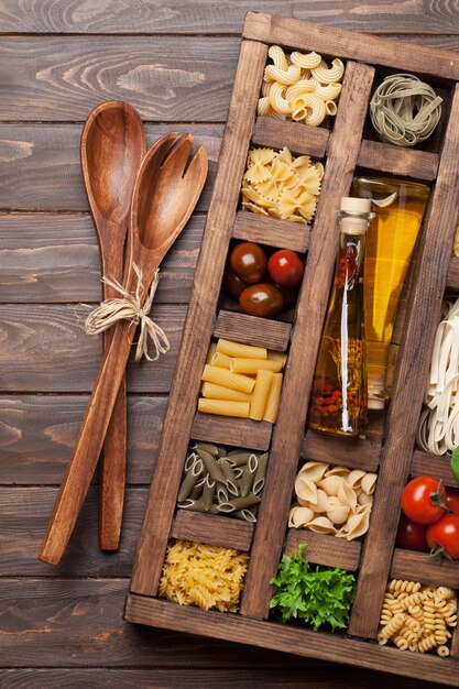 Pasta varia in scatola di legno