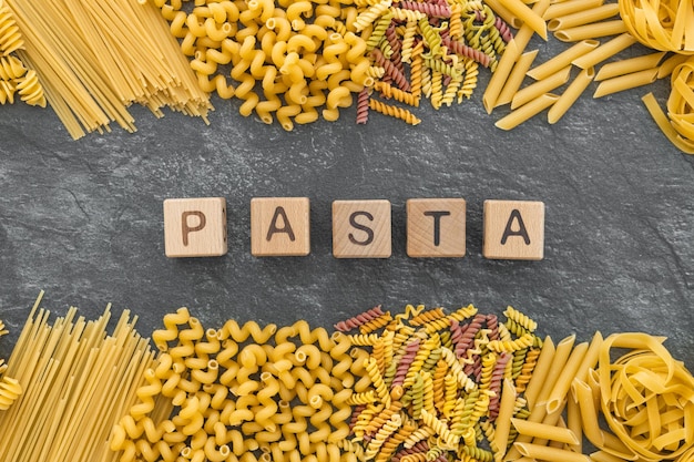 Pasta varia su fondo di pietra scuro