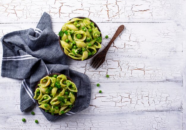 Pasta vegana con salsa verde