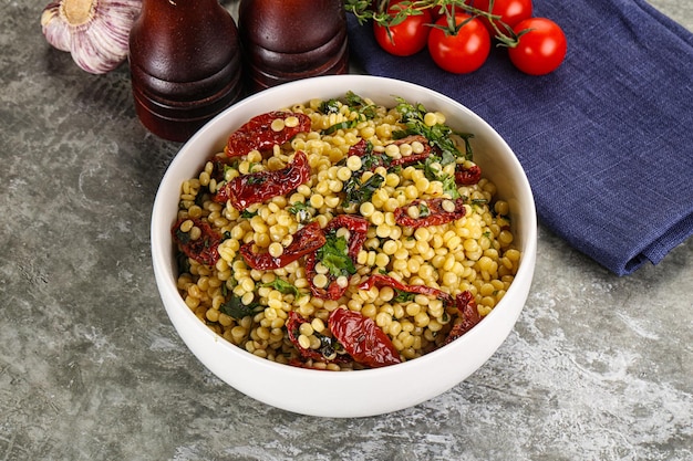 Pasta vegetariana ptitim con verdure