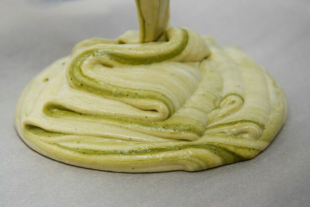 Pasta verde cruda, cottura del dessert matcha.