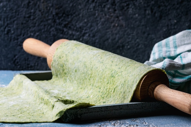 Pasta verde fresca fatta in casa per la pasta