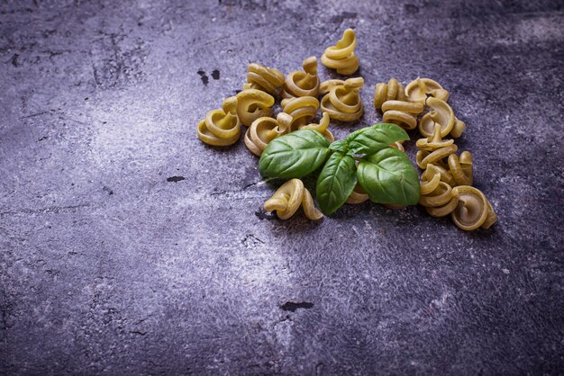 Pasta verde secca con basilico. Messa a fuoco selettiva