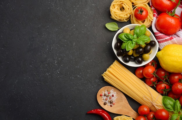 Pasta, verdure, erbe e spezie per cibo italiano su sfondo nero