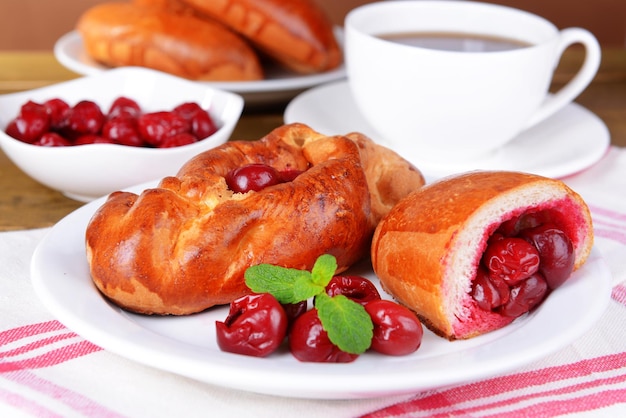 Paste al forno fresche con la ciliegina sulla piastra sul primo piano della tavola