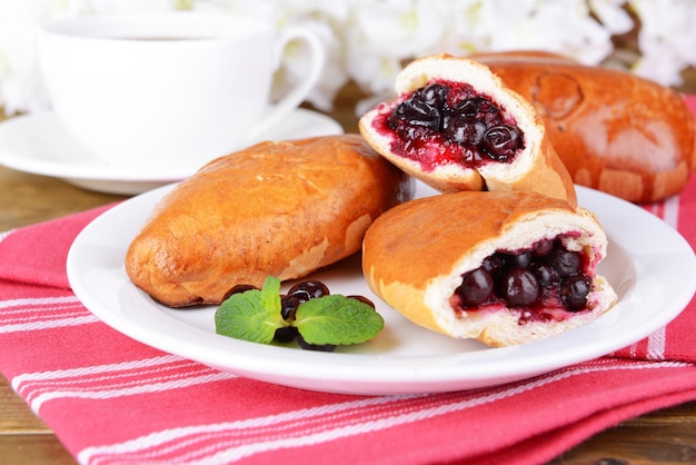 Paste fresche al forno con ribes sul piatto sul tavolo da vicino