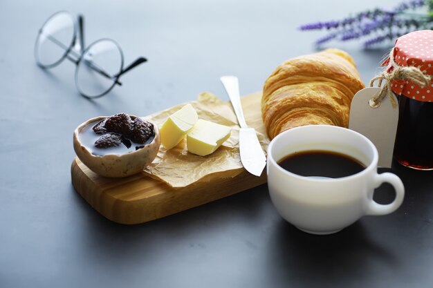 Paste fresche in tavola. Croissant al gusto francese per colazione.