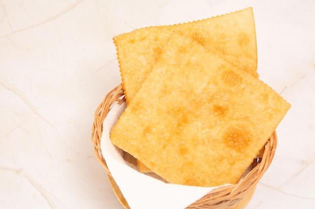 Pastel de Feira crocante brasileiro pasticceria tradizionale fritta cibo di strada vista frontale isolata