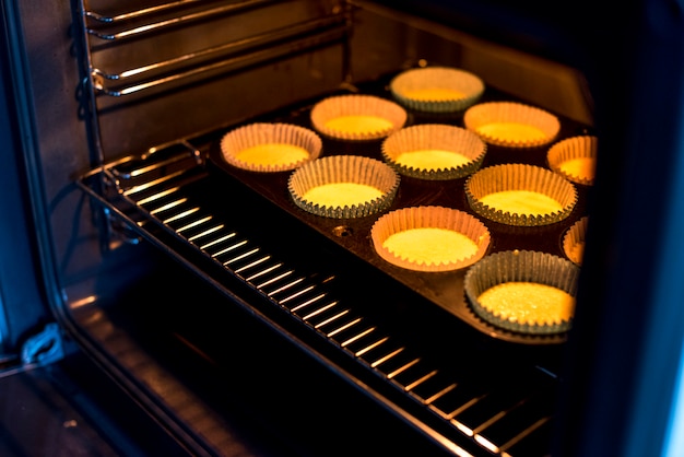 Pastella Cupcake andando in forno