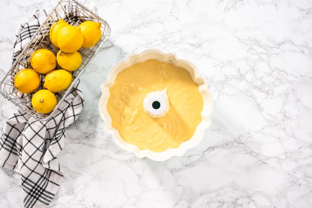 Pastella per torta al limone in una teglia da forno pronta per essere sfornata.