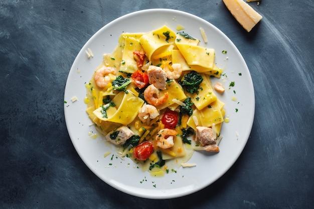 Pastello con gamberi e verdure sul piatto