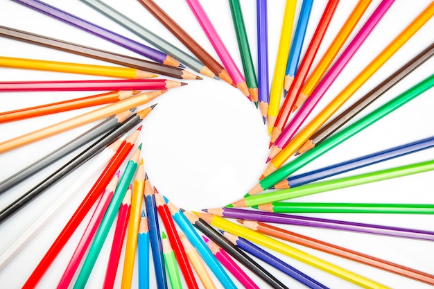 pastello. set di matite colorate per disegnare su sfondo bianco. creatività artistica del disegno