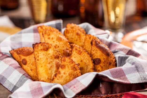 Pastello, uno spuntino brasiliano, con un bar