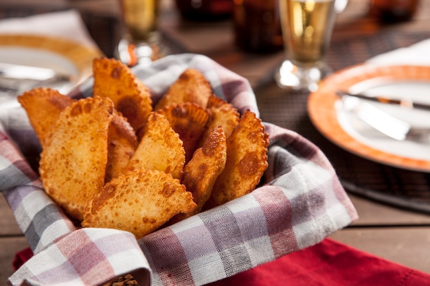 Pastello, uno spuntino brasiliano, con un bar