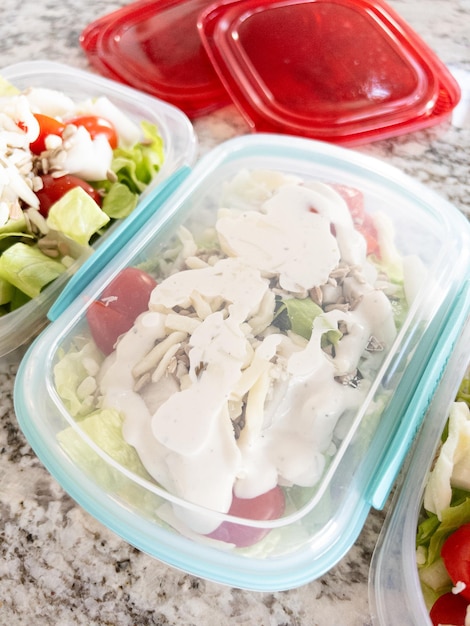Pasti di insalata freschi in contenitori per un'alimentazione sana