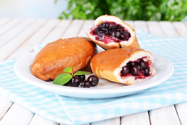 Pasticce fresche al forno con ribes sul piatto sul tavolo da vicino