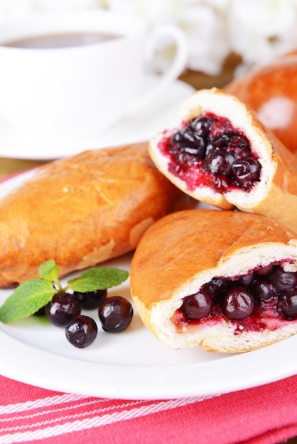 Pasticce fresche al forno con ribes sul piatto sul tavolo da vicino