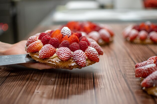 Pasticcere che mette una torta