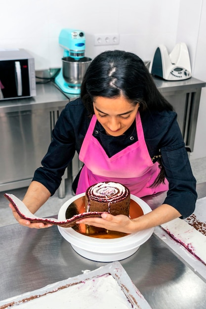 Pasticcere colombiano che finisce una torta rotonda