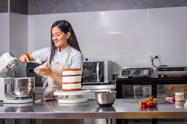 Pasticcere colombiano che sorride preparando la sua torta Buon lavoro