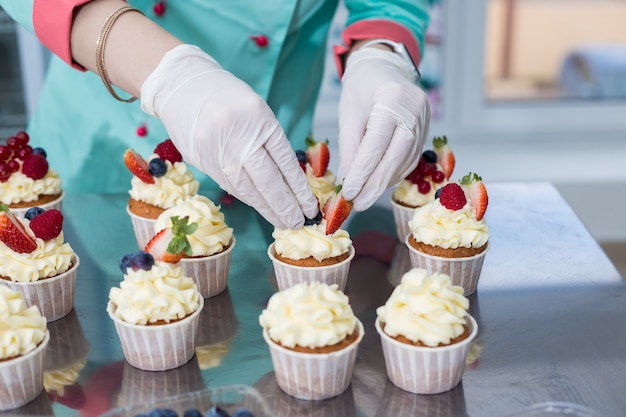 Pasticcere decorare cupcakes