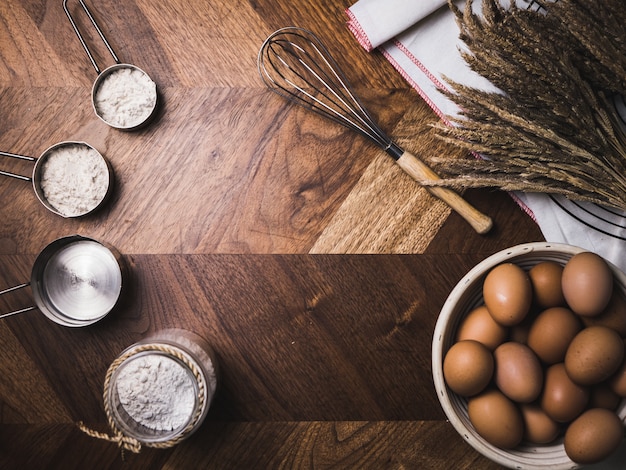 Pasticceria Accessori da forno Panetteria con farina e frusta.