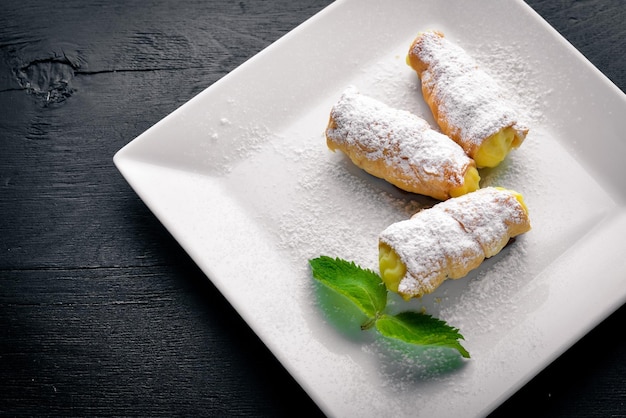 Pasticceria con crema su fondo in legno Vista dall'alto Spazio libero per il testo