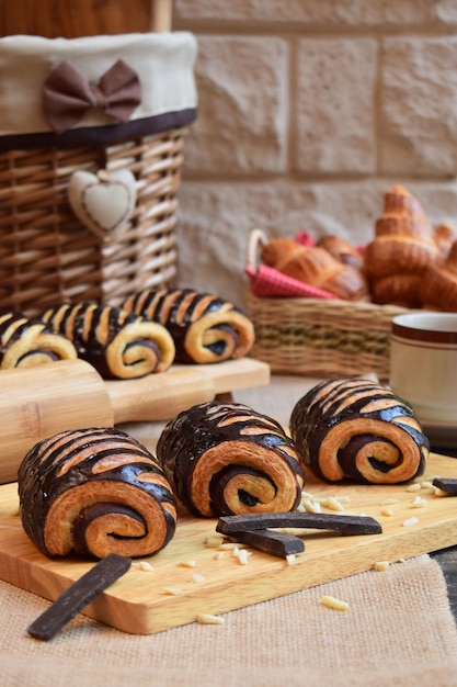 Pasticceria danese al cioccolato servita a tavola