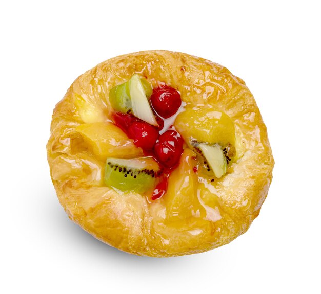 pasticceria danese con frutta isolata su sfondo bianco