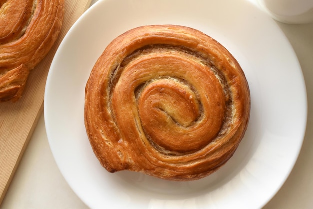 Pasticceria danese di turbinio su un piatto bianco