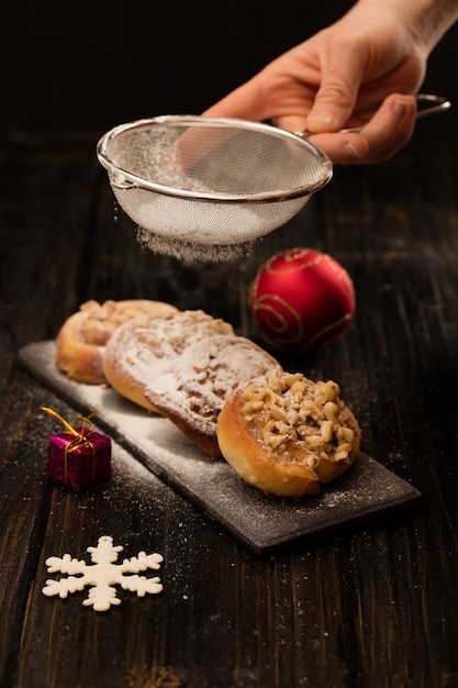 Pasticceria danese su fondo di legno nero